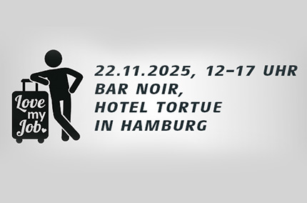 Schild mit Schriftzug "love my job" am 22.11.25, 12 - 17 Uhr, in der Bar Noir, im Hotel Tortue Hamburg