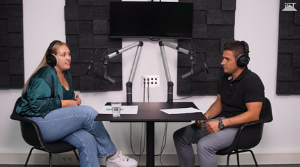 IST-Kollegen Jessica Levers und Simon Kellerhoff bei der Aufzeichnung eines Podcasts