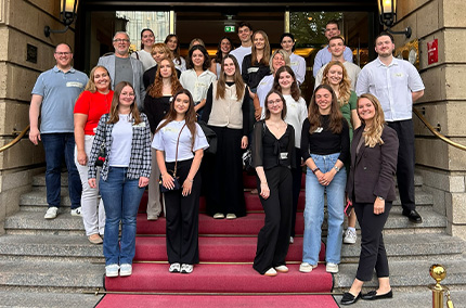 Gruppe Studierender auf den Treppen vor dem Steigenberger Parkhotel in Düsseldorf