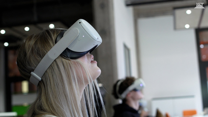 Studentin trägt VR-Brille