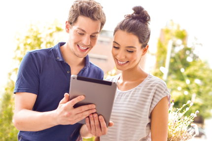 Frau und Mann mit Tablet