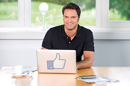 Social Media Manager mit Laptop