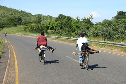 zwei Fahrradfahrer auf Straße in Malawi