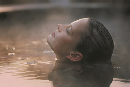 Frau entspannt im Wasser