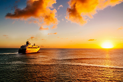 Kreutzfahrtschiff auf dem Meer mit Sonneuntergang