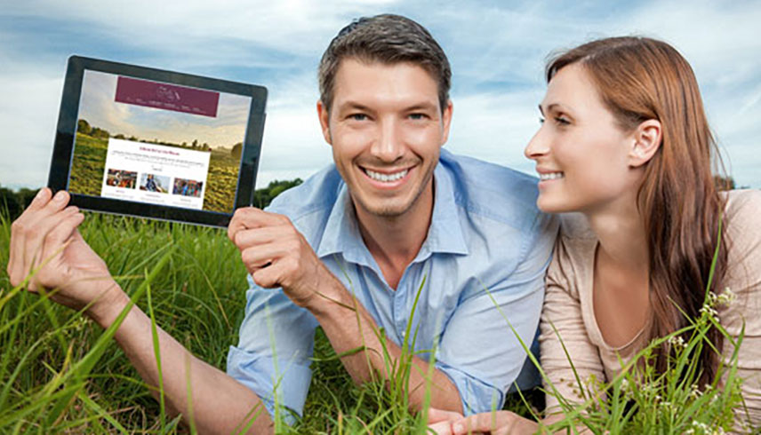 Online-Marketing-Manager draußen