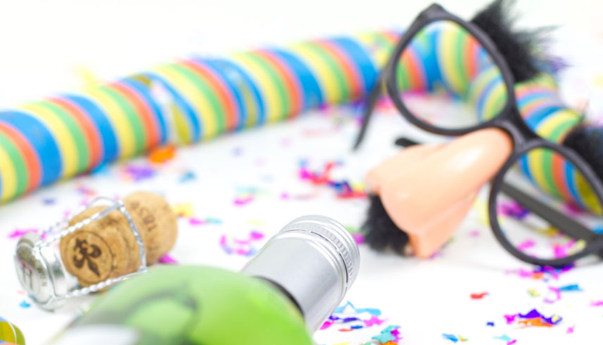 Luftschlangen, Brille und Weinflasche