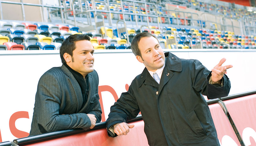Zwei Männer im Stadion
