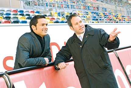 Sponsoren im Gespräch im Stadion