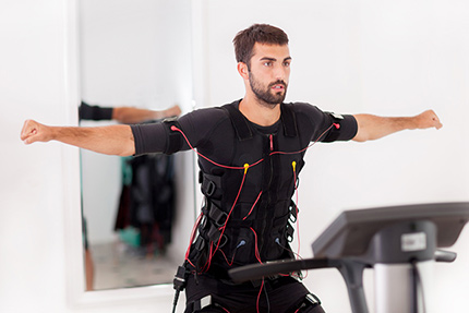 Person beim EMS-Training
