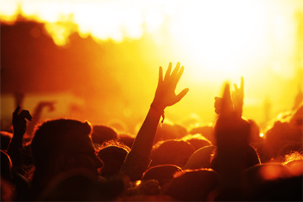 Menschen auf Event vor Bühne