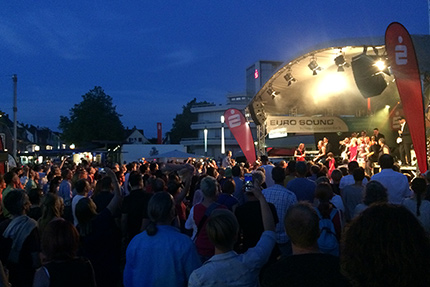 Stadtfestival bei Nacht