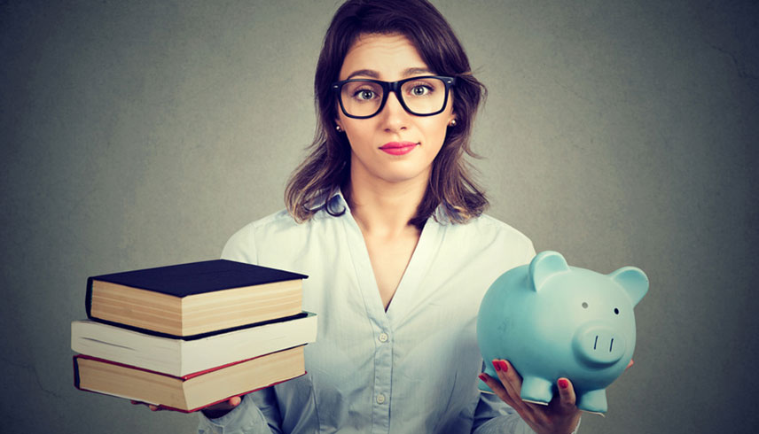 Frau mit Büchern und Sparschwein