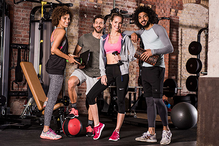 Personen im Fitnessstudio mit Fitness Equipment