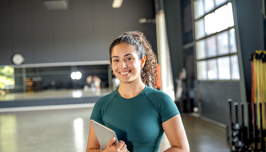 Fitnesstrainer und Schülerin 