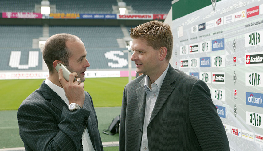 Manager im Fußballstadion unterhalten sich