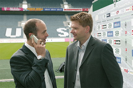 Zwei Sportmanager im Fußballstadion
