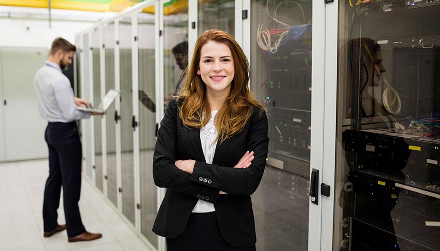 Frau vor großem Server