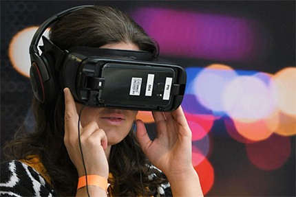Frau mit VR-Brille