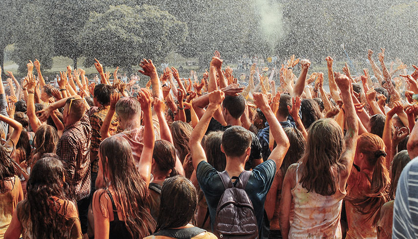 Festivalbesucher werden erfrischt