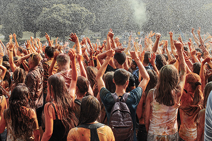 Festivalbesucher werden mit Wasser erfrischt