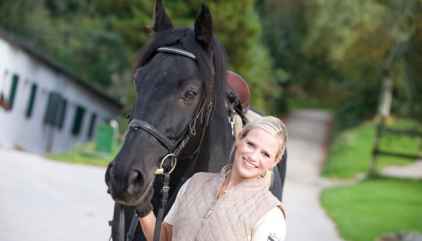 Frau mit Pferd