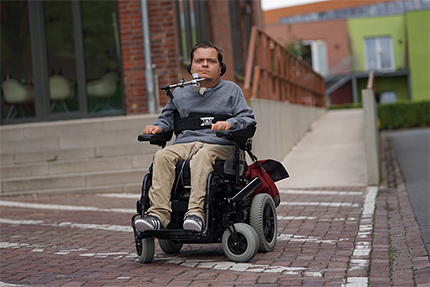 Patrick Anders vor der IST-Hochschule für Management.