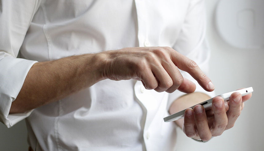 Mann hat Handy in der Hand
