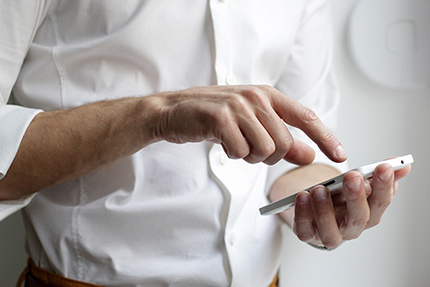Mann tippt auf Handy