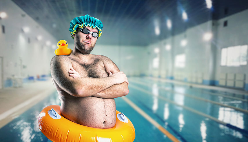 Schwimmer mit Ring, Badekappe und Ente