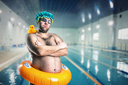 Schwimmer mit Schwimmring, Badekappe und Ente