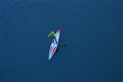Chris Ley auf seinem Sup auf dem Meer