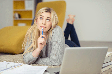 Frau mit Laptop und Notizen