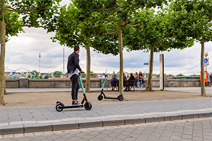E-Roller-Fahrer an Promenade