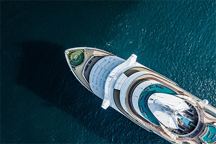 Kreuzfahrtschiff auf dem Meer
