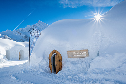 Sonniger Tag mit Iglu