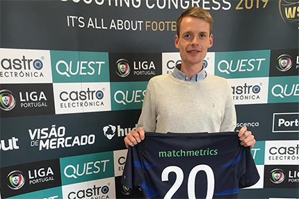Stephan Hagen hält Trikot mit matchmetrics Schrift hoch