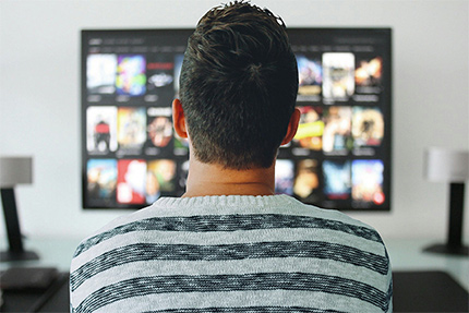 Man mit Blick auf Fernseher