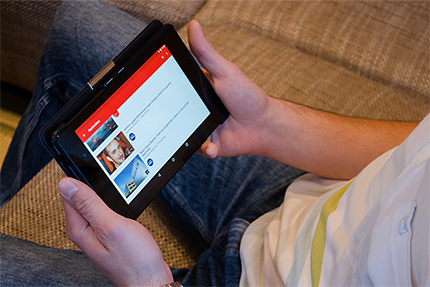 Mann hält Tablet