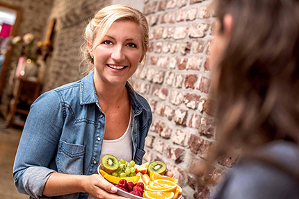 Ernährungsberaterin mit Obst