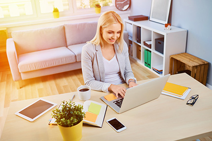 Frau arbeitet am Laptop im Home-Office