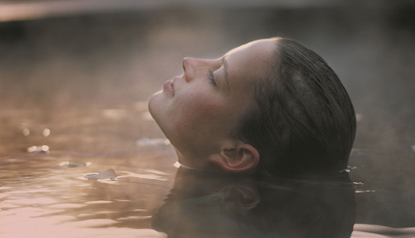 Frau entspannt im Wasser