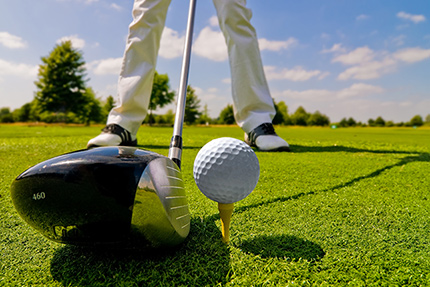Golfer beim Abschlag