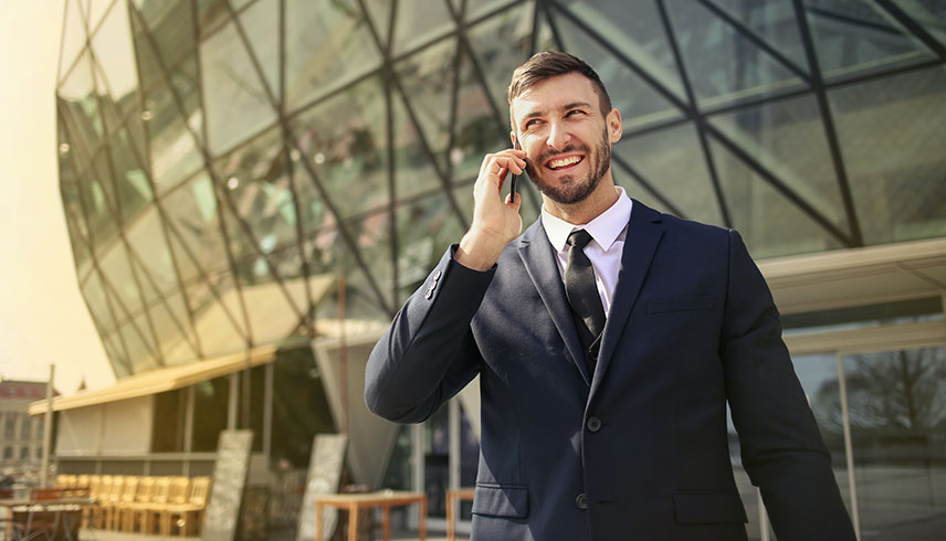 Mann mit Telefon