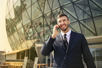 Business Mann mit Telefon