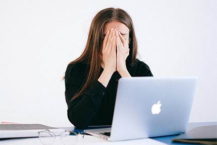 gestresste Frau mit Laptop