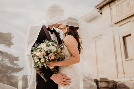 Hochzeitspaar mit Blumen 