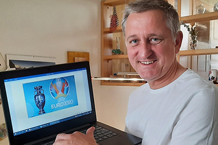 Gerhard Nowak mit Laptop