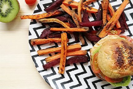 Burger und Pommes auf Teller