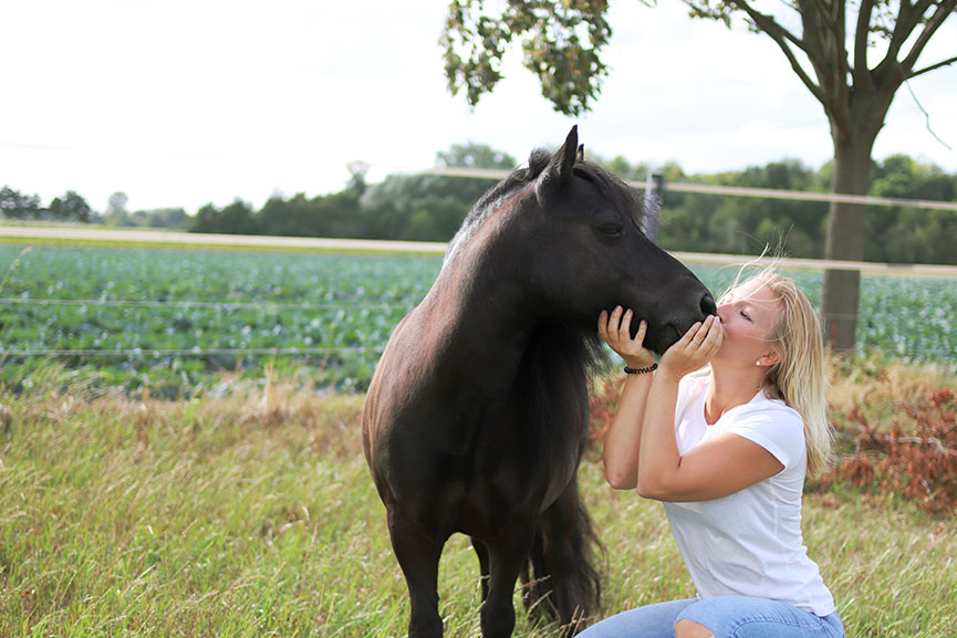 Frau mit Pferd